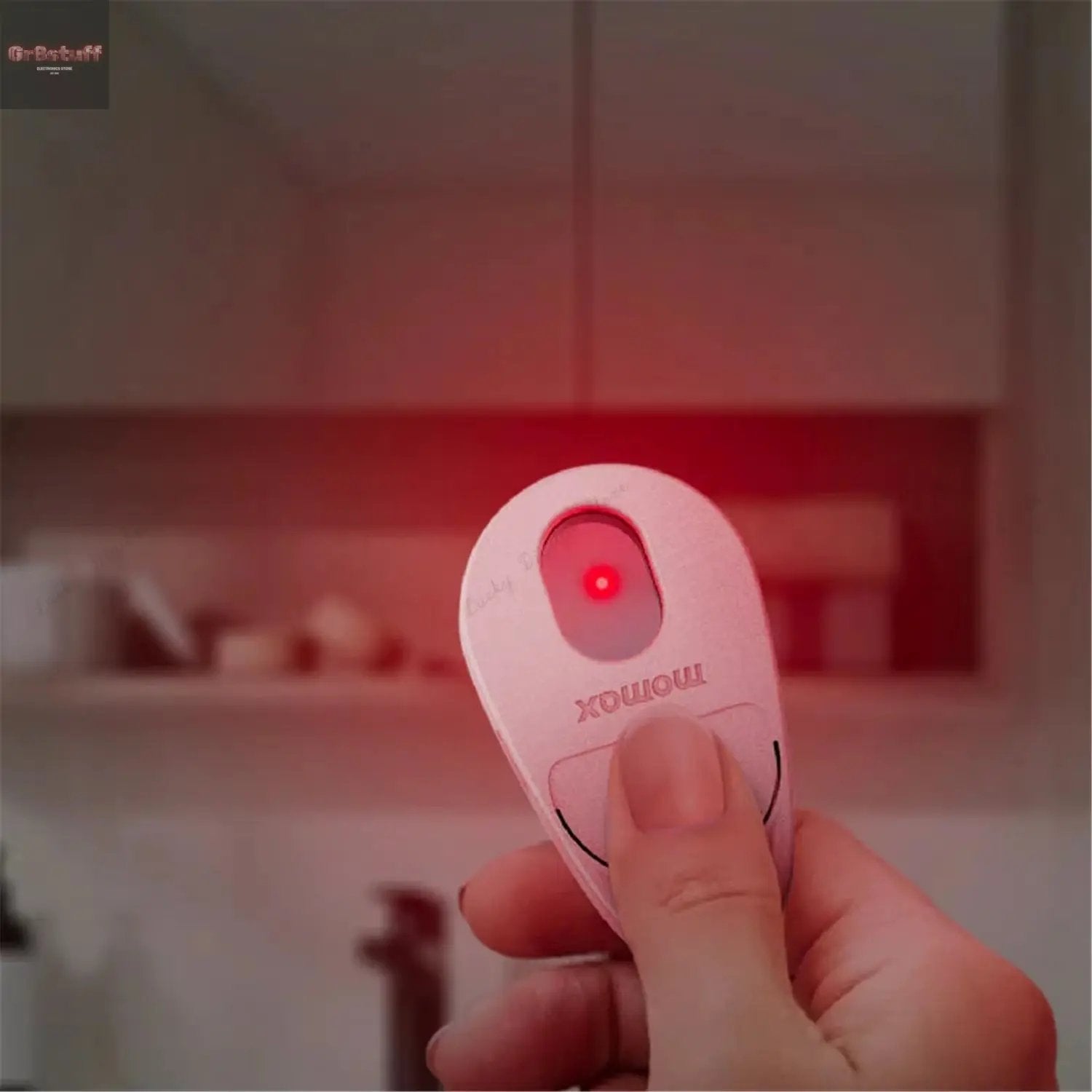 MOMAX PinGuard: Smart Tracker & Hidden Camera Detector with Apple Find My Integration.